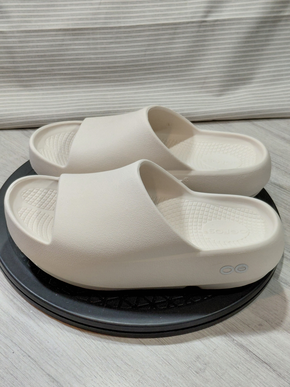 NEW OOFOS Womens Ooahh PLUS Extreme Comfort Recovery Slide Sandal Chalk White W7